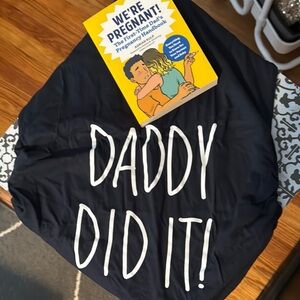NEW Pregnancy reveal kit - Daddy Did It Shirt sz. S+We’re Pregnant’ book for Dad
